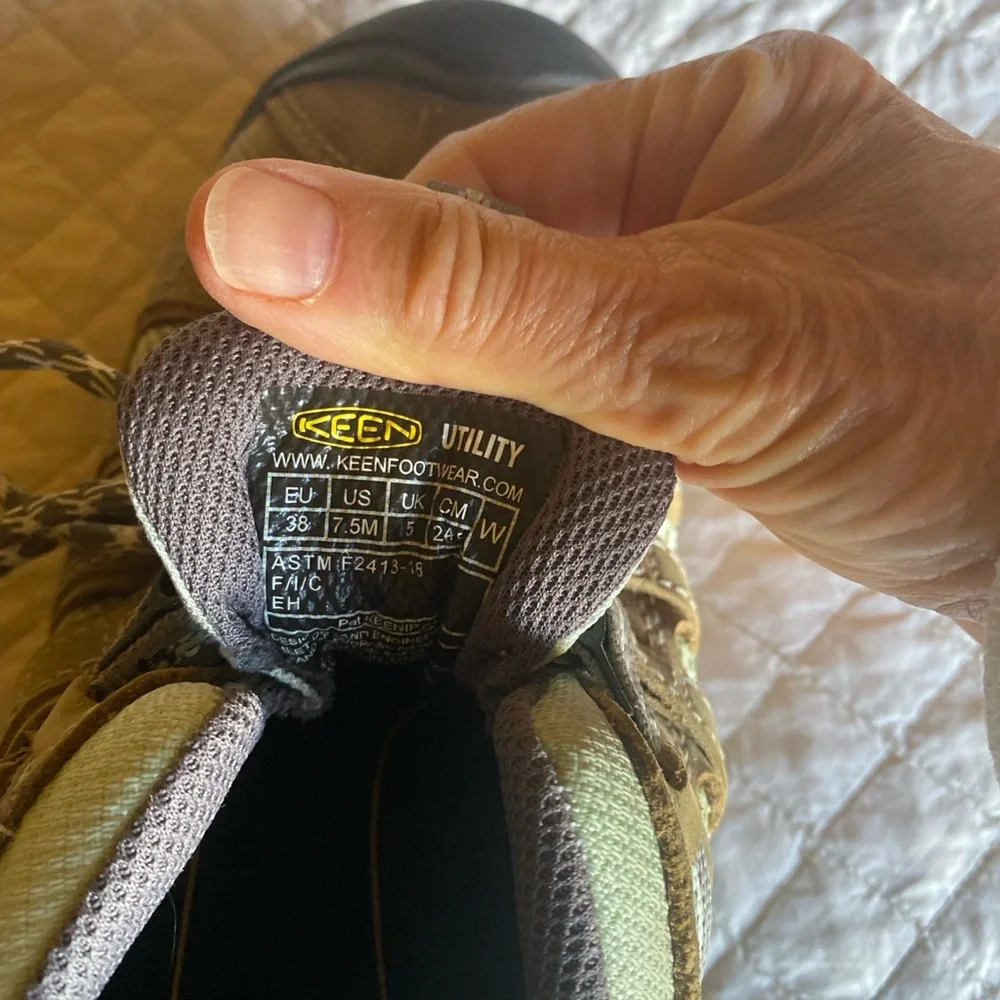 Keen hiking shoes in Tan and Black